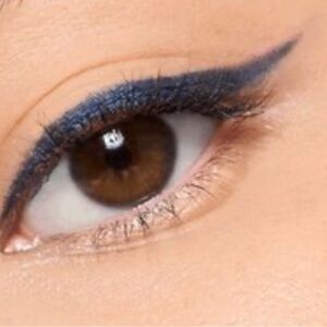 Essence  mystic blue Eyeliner Pencil stay & play